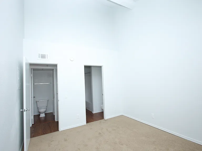 Sunset Plaza Apartments — Photo 13