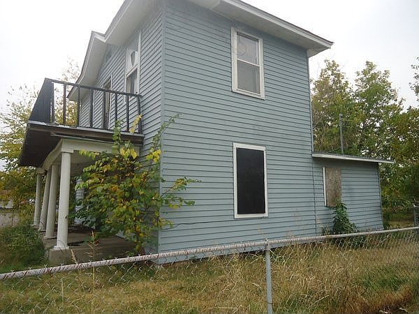 2nd image of 925 Texas St