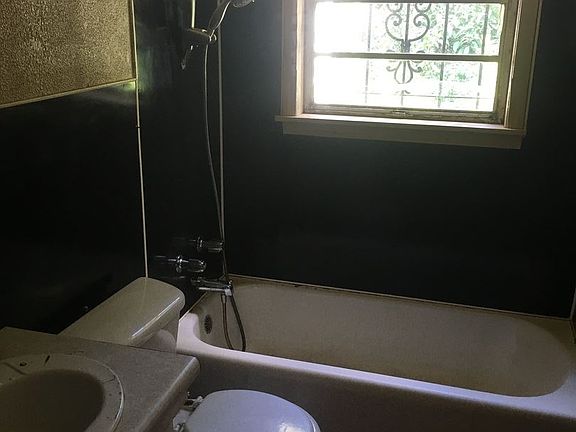 2nd image of 3318 1/2 Darien St