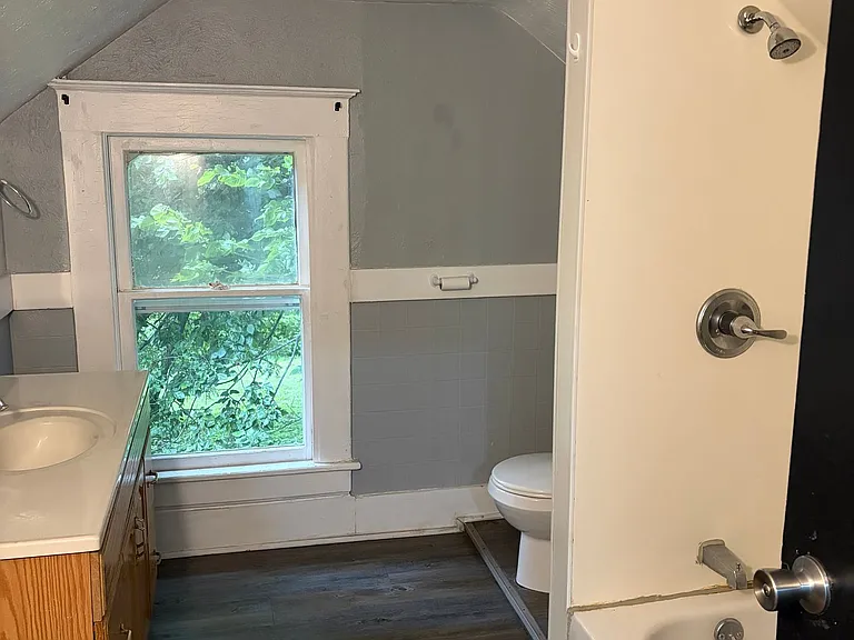 724 W Elm St — Photo 38