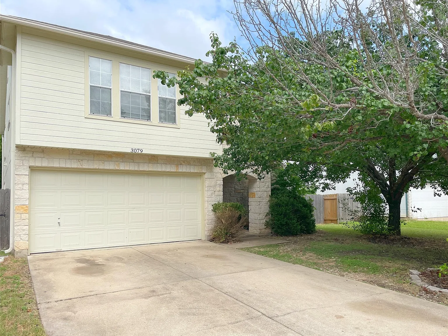 4 bed, 2.5 bath, 2676 sqft, $2,150 — Photo 2