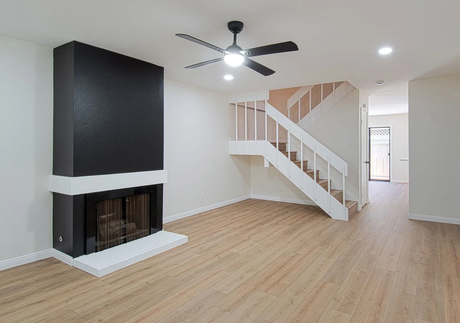 Newly Updated 3 Bed 2.5 Bath Townhouse in the Beautiful Quiet Newport Terrace Community — Photo 2