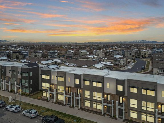 Avenues at Station Park are fully sold out properties. Located next to Station Park in Farmington, Davis County's premier shopping destination. Enjoy urban flare and low maintenance living.