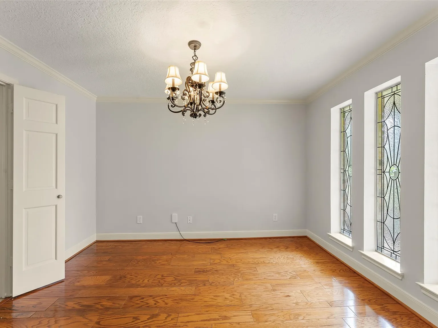 4 bed, 2.5 bath, 2353 sqft, $2,400 — Photo 3