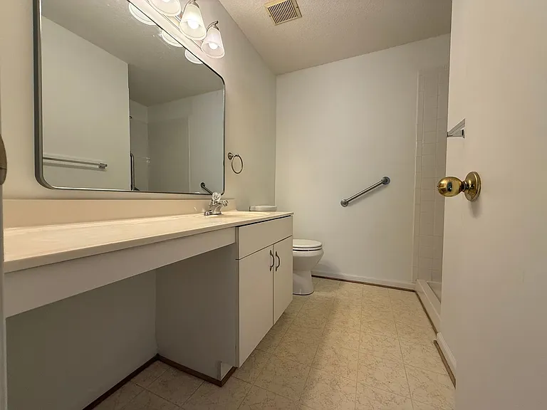301 Queens Cres — Photo 9