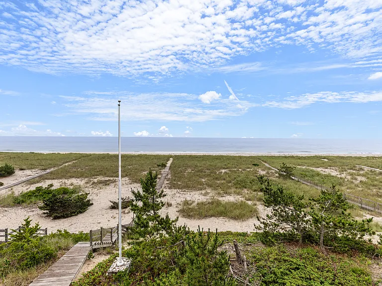 329 Dune Rd — Photo 36