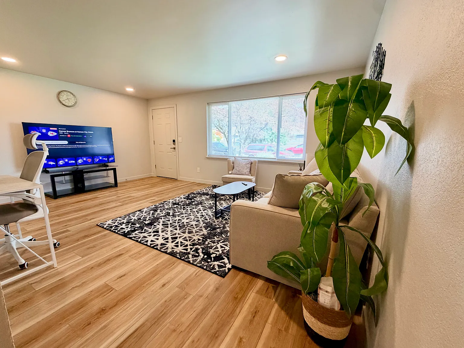 2 bed, 1.5 bath, 1150 sqft, $3,200 — Photo 2