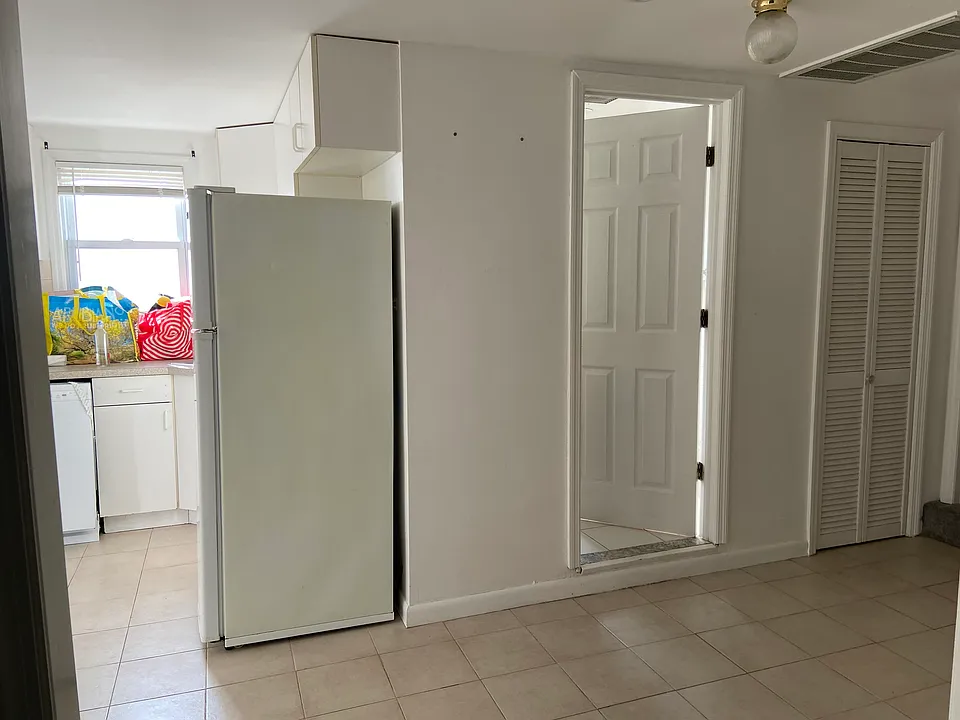 Kitchen view from front door/livingroom.
Bathroom door on right.