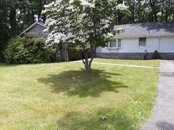 140 Bellflower St, Mount Hope, WV 25880