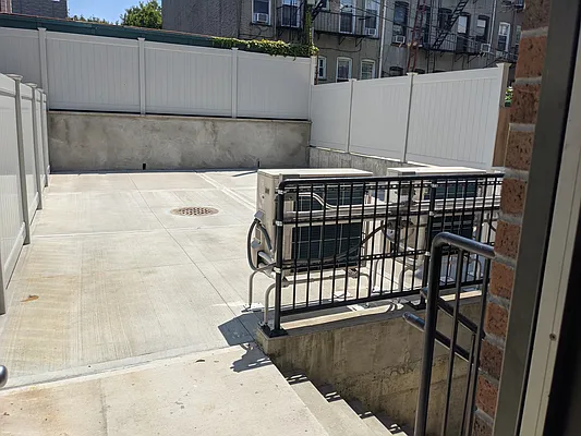 Rented by The InHouse Group | media 10