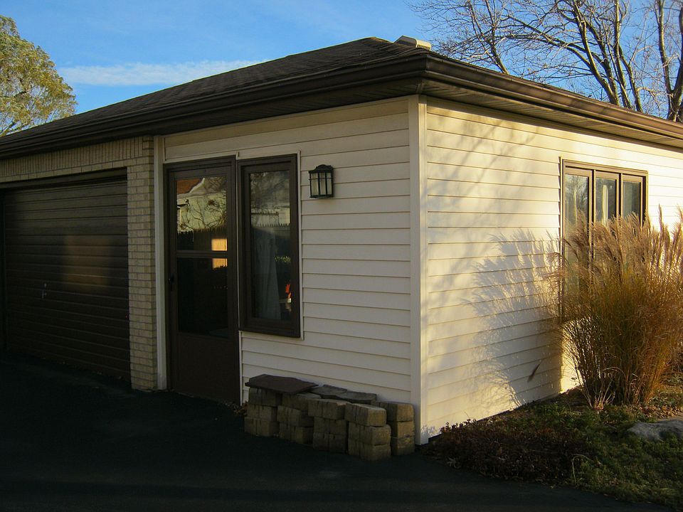 enclosed patio off side of g