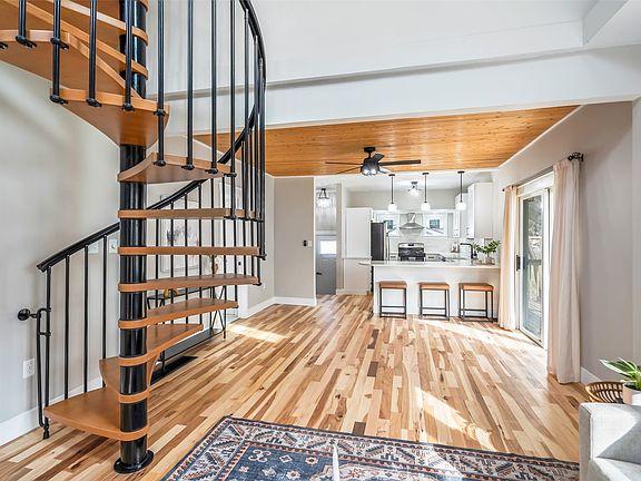 3rd image of 4645 Beaver Ave