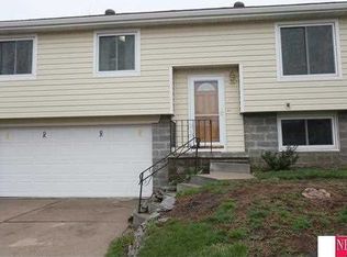 5135 Madison Cir, Omaha, NE 68117