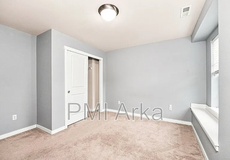 633 Ilwaco Pl NE — Photo 11