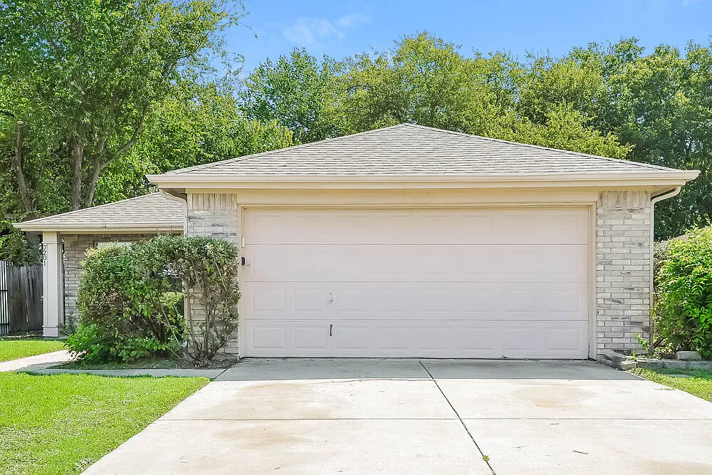 3 bed, 2.0 bath, 1255 sqft, $1,805 — Photo 1