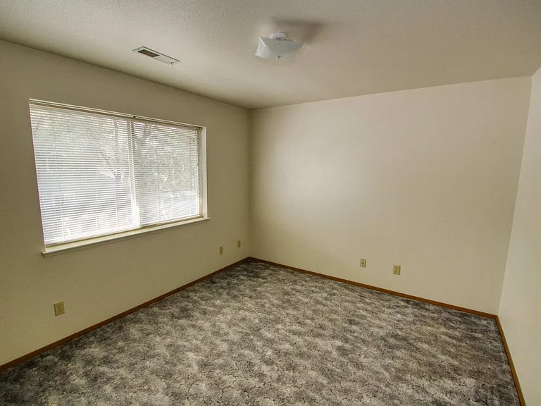 153 N Broadway St — Photo 5