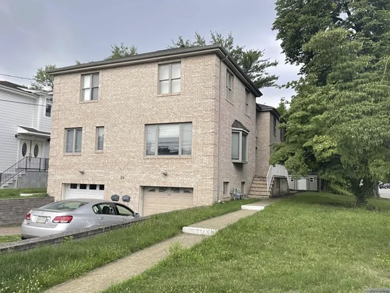 29 Columbus Dr #A — Photo 1