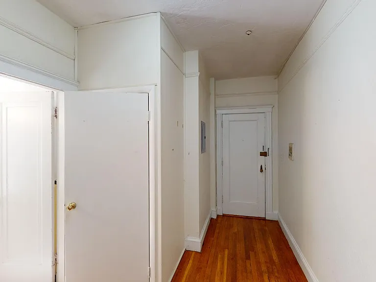 70 Chiswick Rd #12 — Photo 2