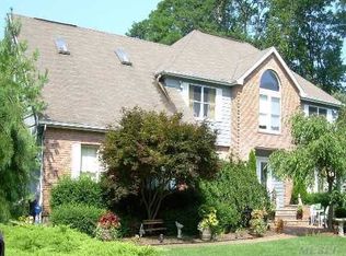 43 Niagara St, Miller Place, NY 11764