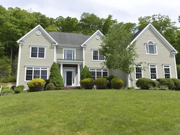 8 Bramble Trail, Newtown, CT 06470