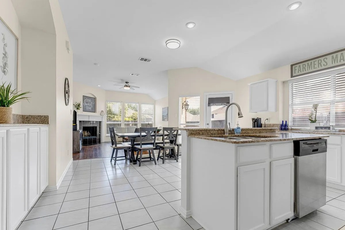 3 bed, 2.0 bath, 1721 sqft, $2,750 — Photo 4