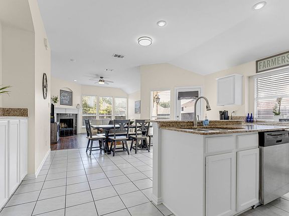 4th image of 1438 Royal Oaks Dr