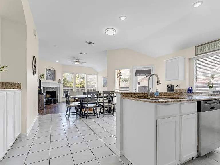 1438 Royal Oaks Dr — Photo 4