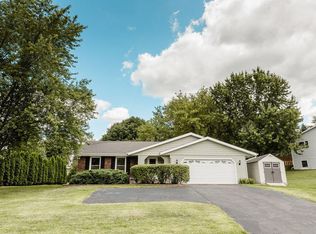 906 Manchester Ct, Hartland, WI 53029