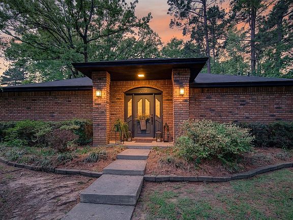 3rd image of 9204 Rhett Cir