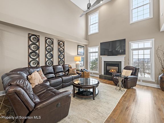 3rd image of 302 Thackeray Close