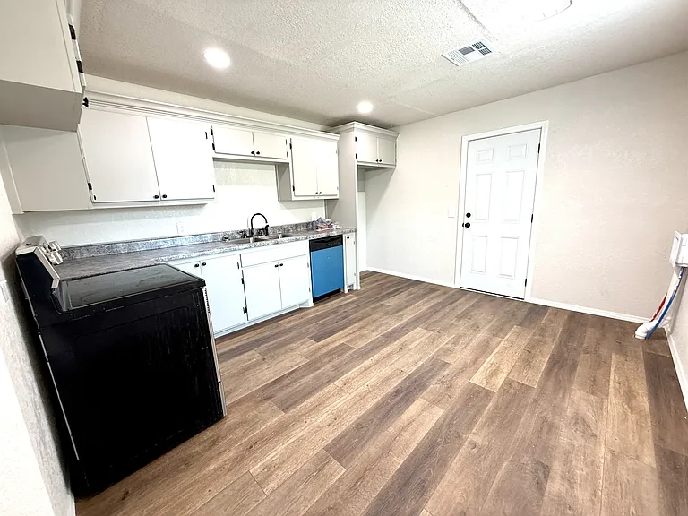 413 M St NE — Photo 4