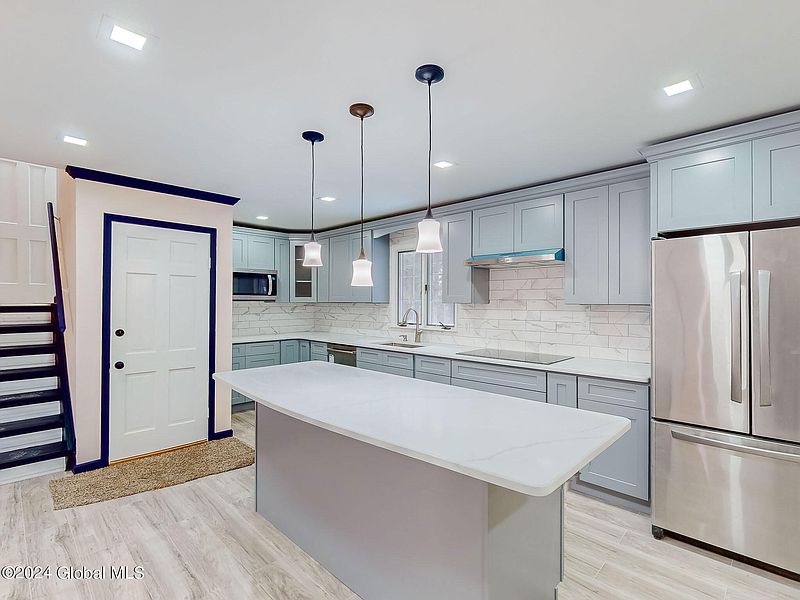 3rd image of 1324 Kings Road