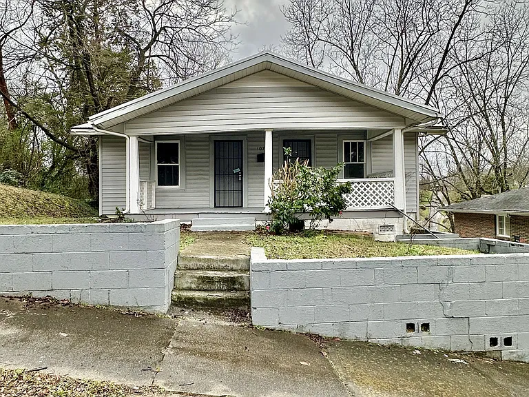1076 Green St — Photo 1