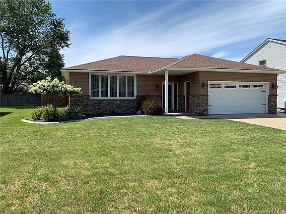 2nd image of 34 Old Farm Cir