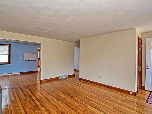 4th image of 28 Carmine Ave