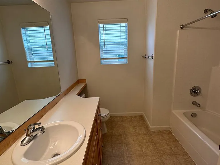 1573 NE Challis Pl — Photo 11