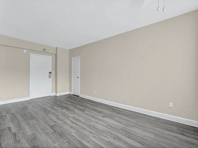 215 C Street Apartments — Photo 20