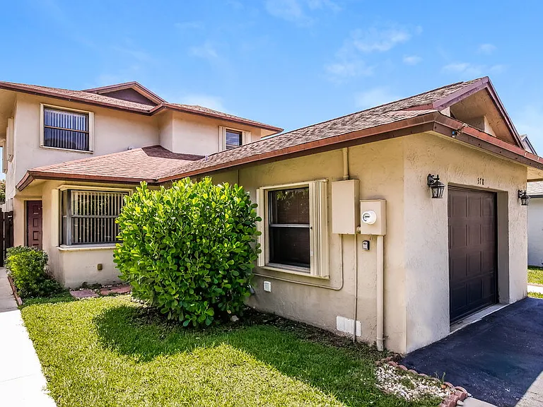 578 Lakeside Cir — Photo 4