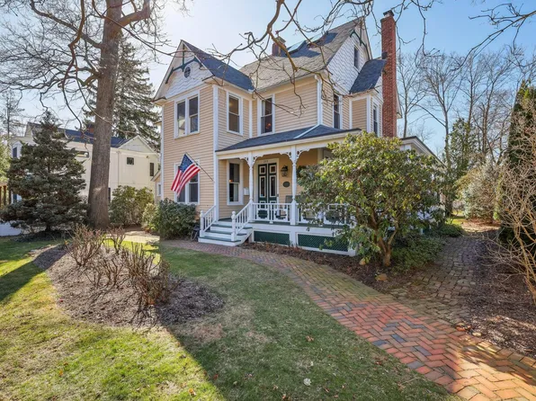 203 8th Avenue, Sea Cliff, NY 11579