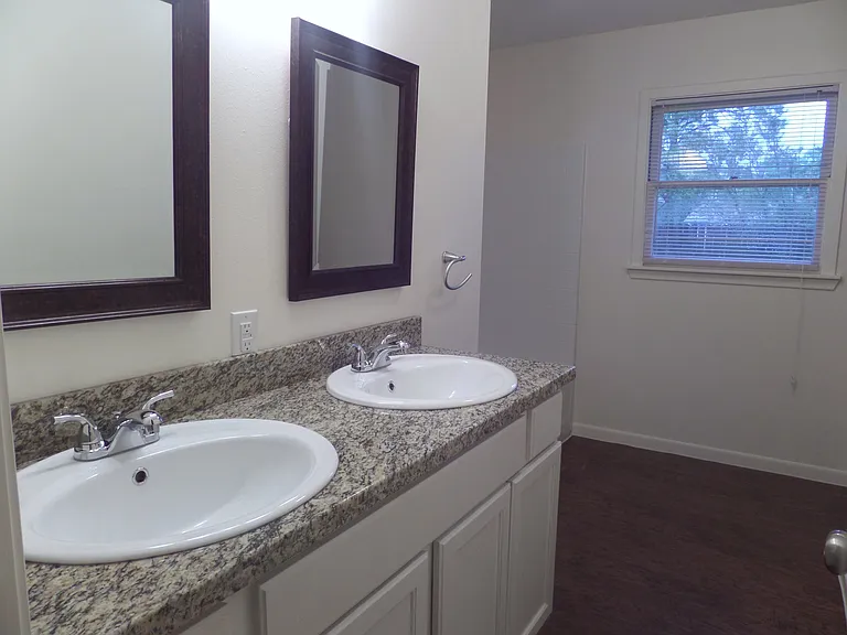 714 Broadmoor Dr — Photo 9