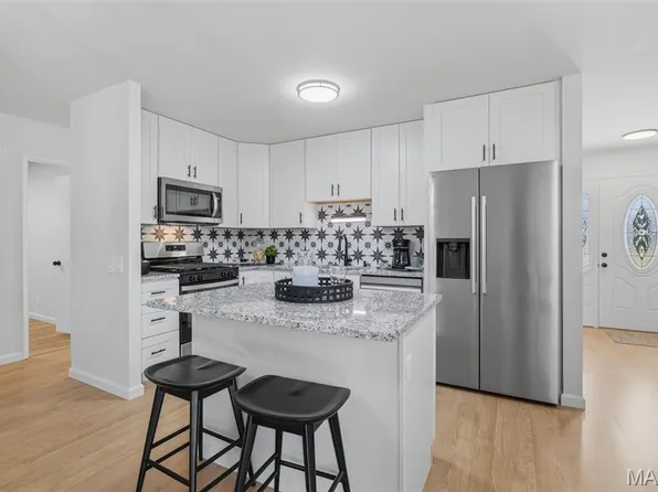 2125 Crane Dr, Florissant, MO 63031