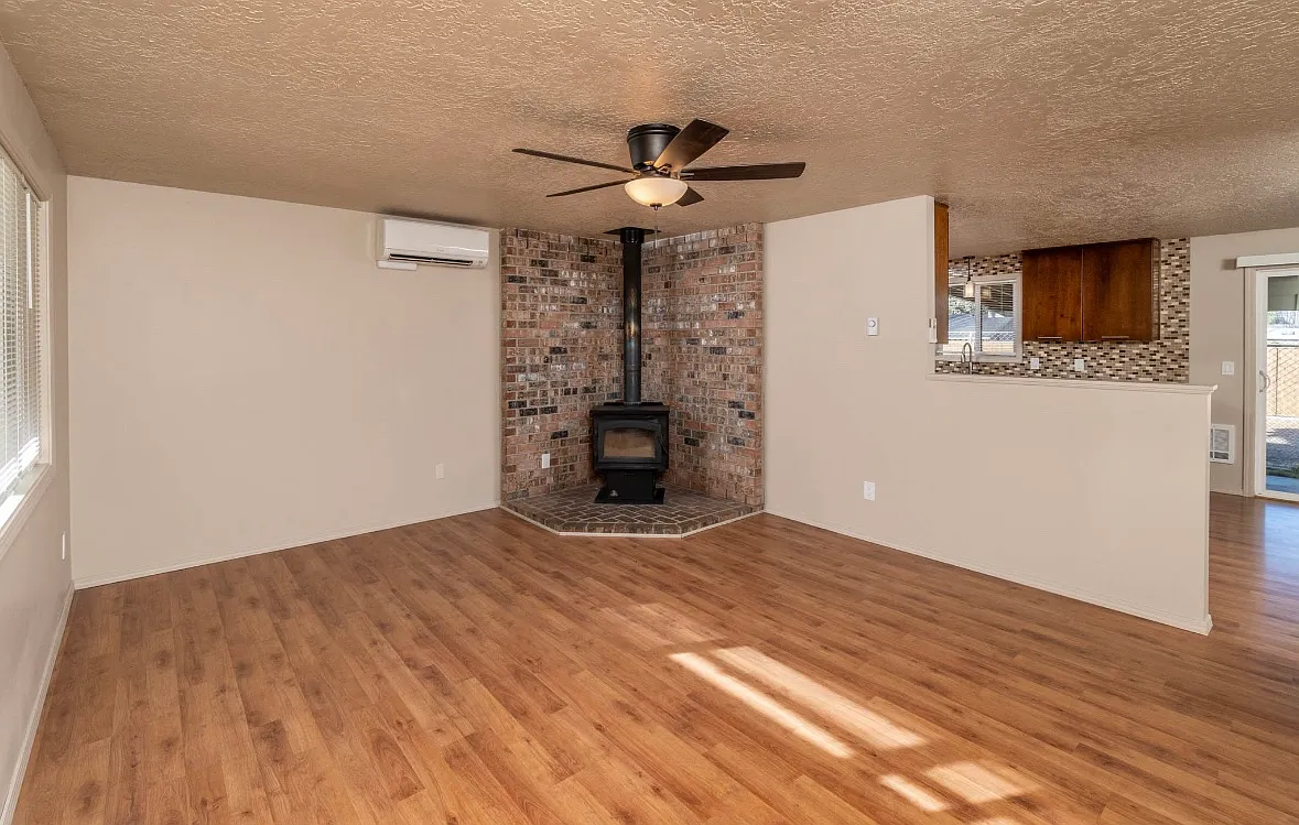3 bed, 1200 sqft, $2,500 — Photo 2