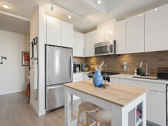 2nd image of 200 Nelsons Cres #208