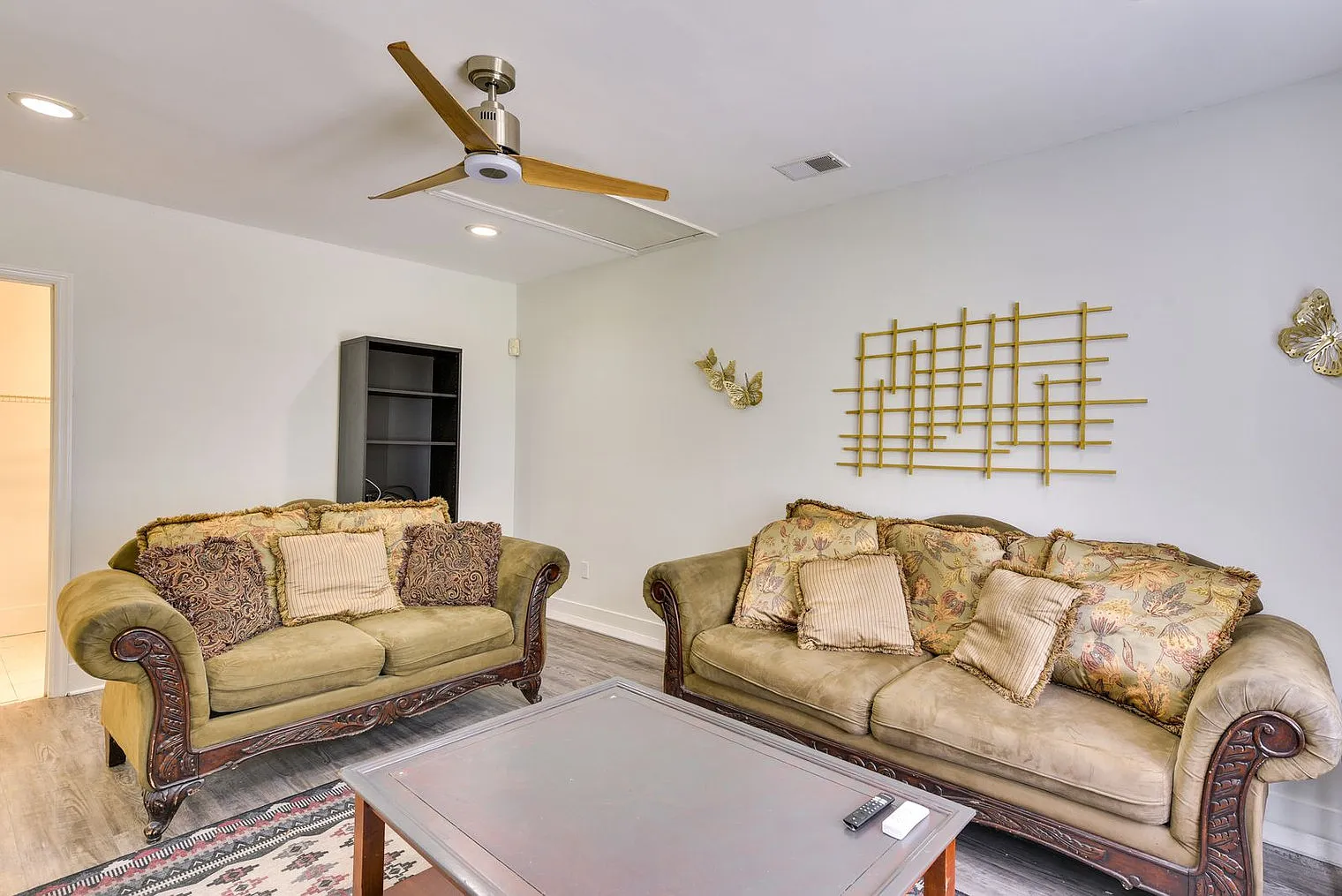 4 bed, 2.0 bath, 2098 sqft, $5,225 — Photo 4