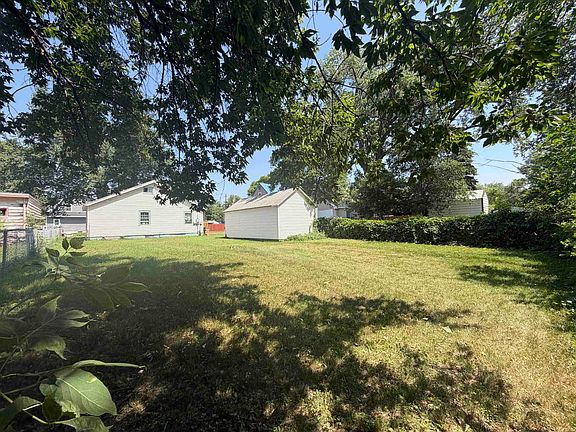 4th image of 604 7th Ave NE