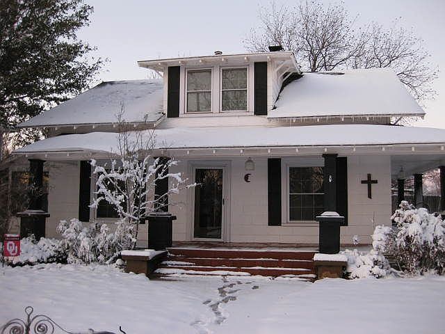 1st image of 300 W Lindsey St