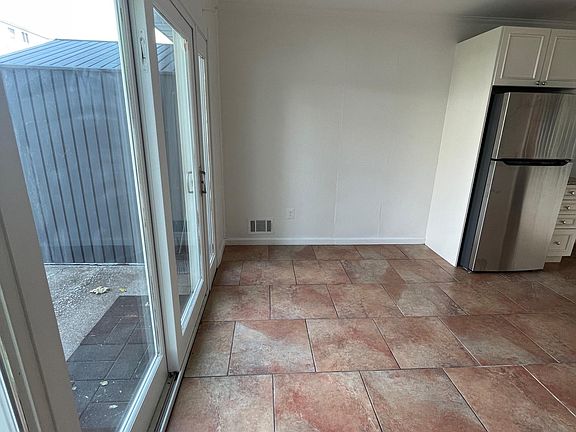 5th image of 117 Rockville Ave #1L