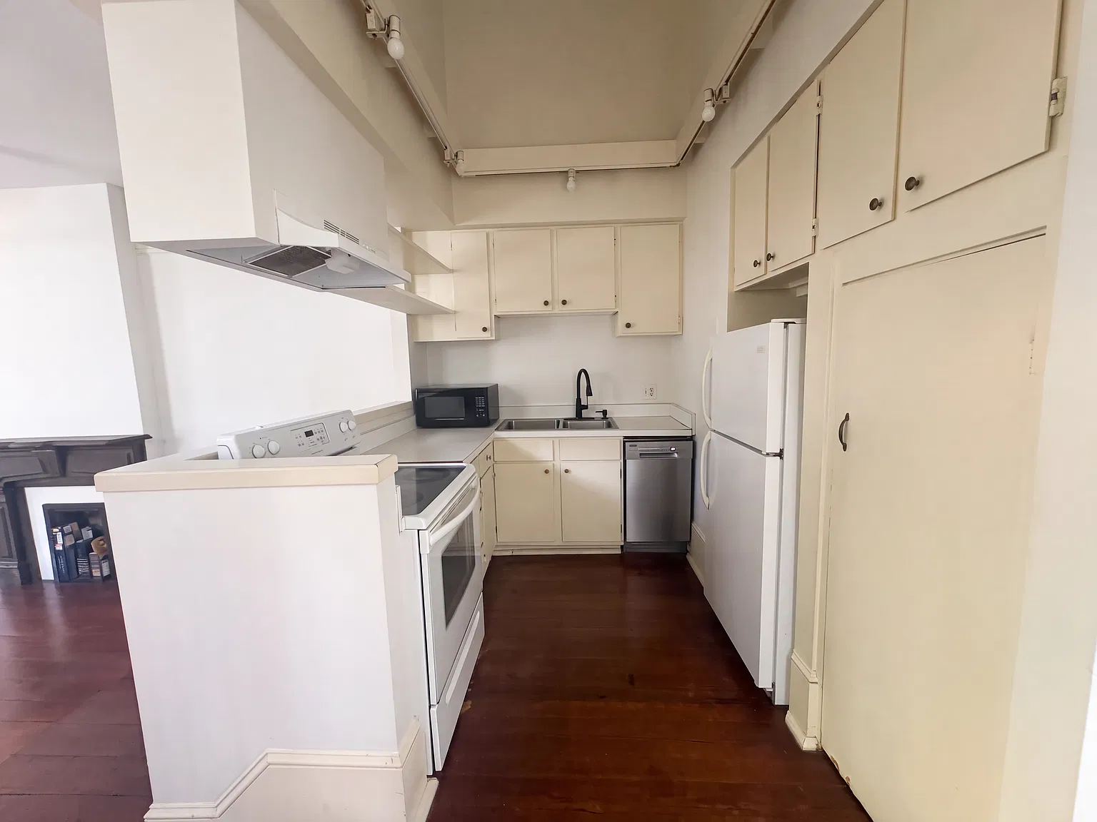 1 bed, 933 sqft, $1,595 — Photo 3