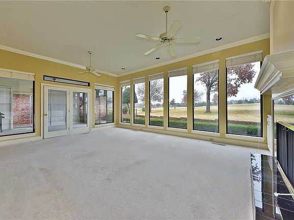 3rd image of 625 E Oak Pl
