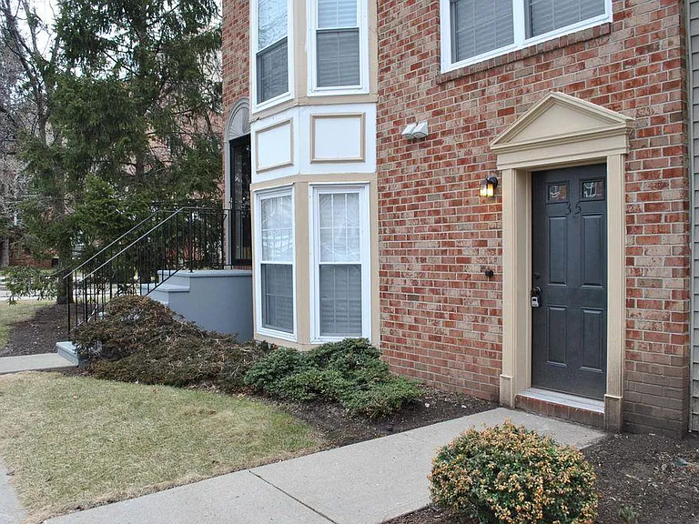 36 Howard Ct — Photo 2